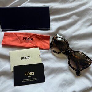 FENDI Roma Logo Oversized Sunglasses